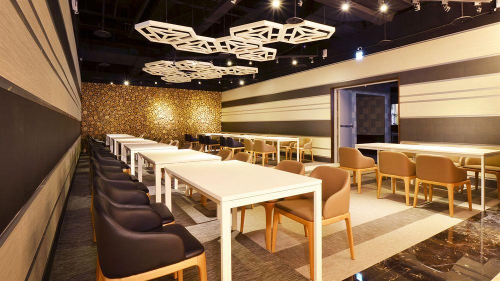 Airline Inn Green Park Way Taichung Exteriör bild