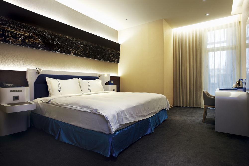 Airline Inn Green Park Way Taichung Exteriör bild