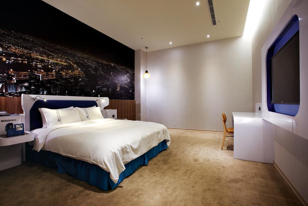 Airline Inn Green Park Way Taichung Exteriör bild