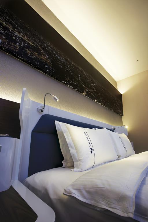 Airline Inn Green Park Way Taichung Exteriör bild