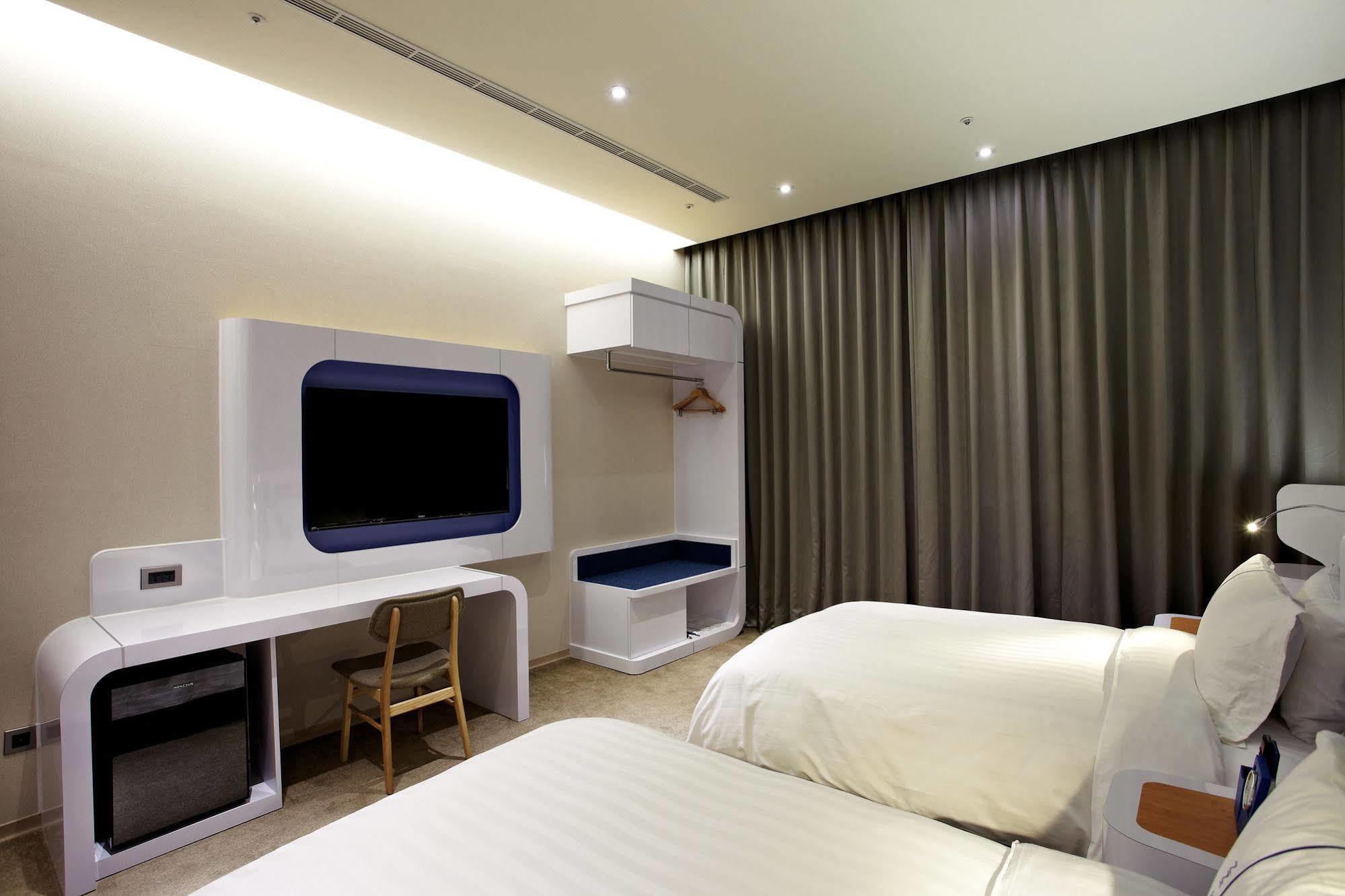 Airline Inn Green Park Way Taichung Exteriör bild
